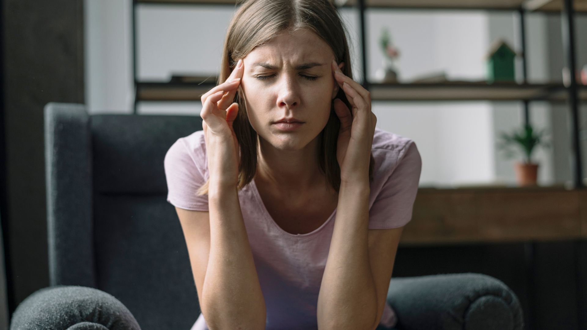 close-p-o-young-woman-suffering-from-headache