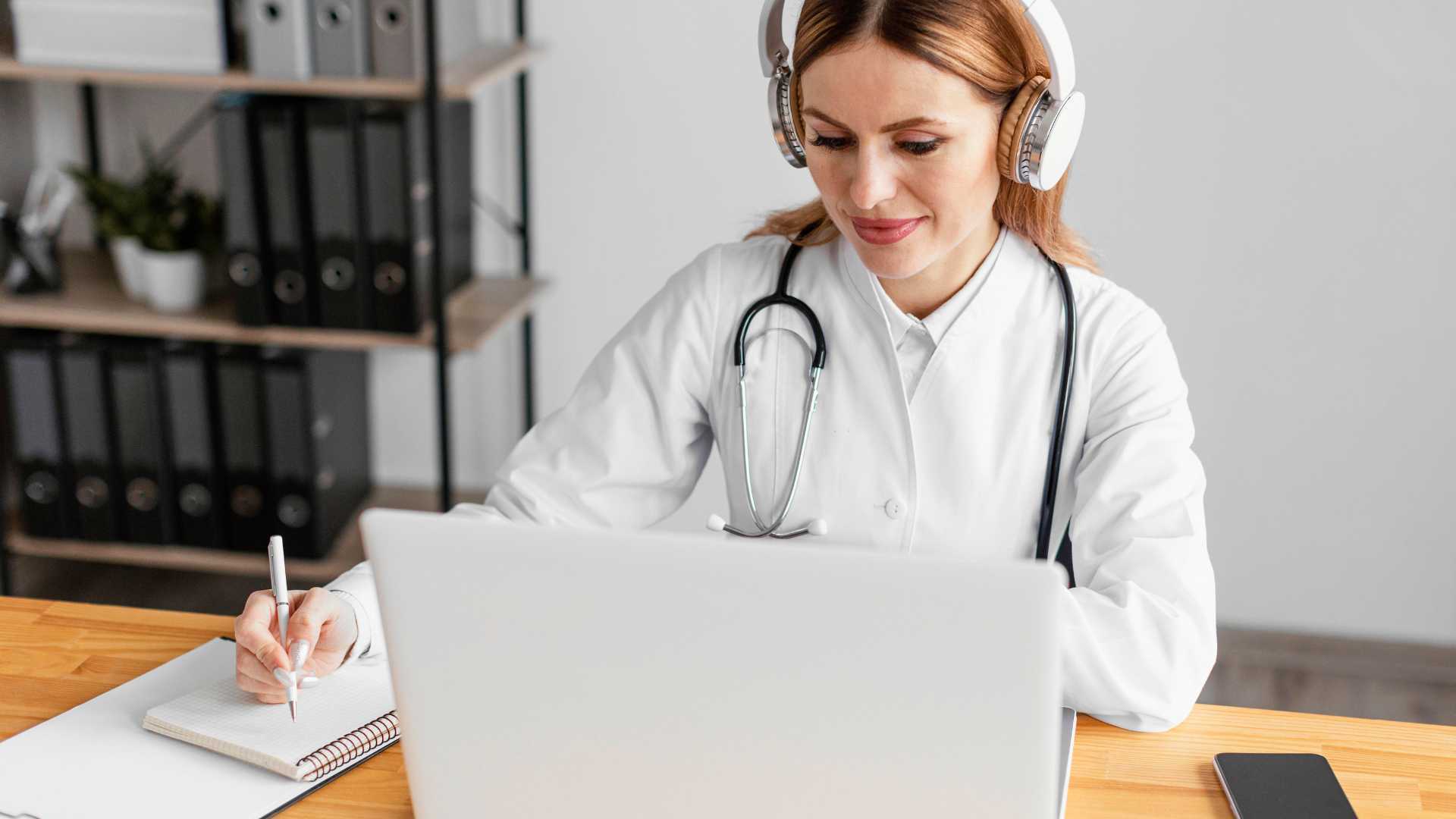 medium-shot-doctor-with-headphones (1)